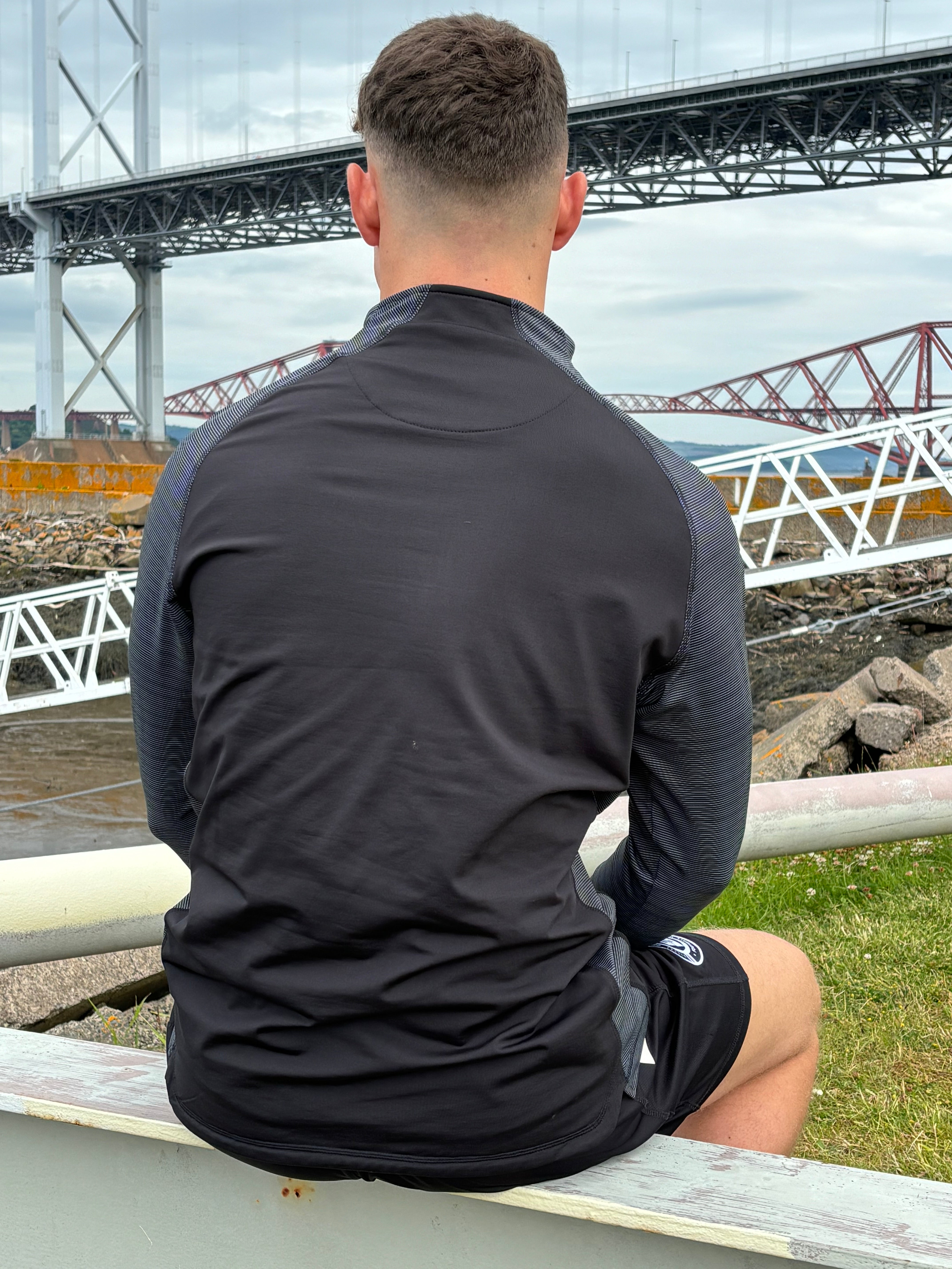 PERFORMANCE QUARTER ZIP TOP BLACK/GRAPHITE