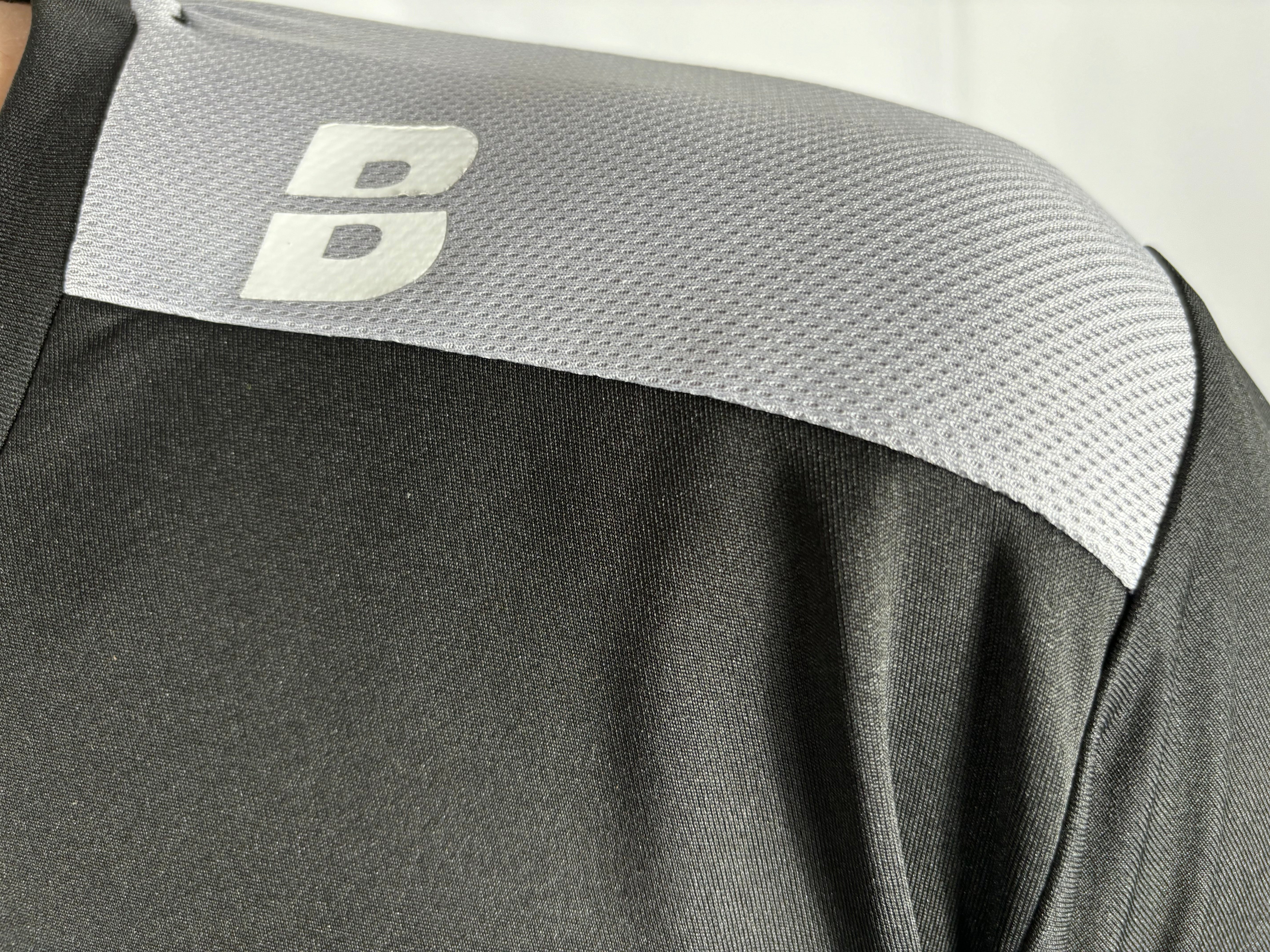 PERFORMANCE SHIRT BLACK/GREY