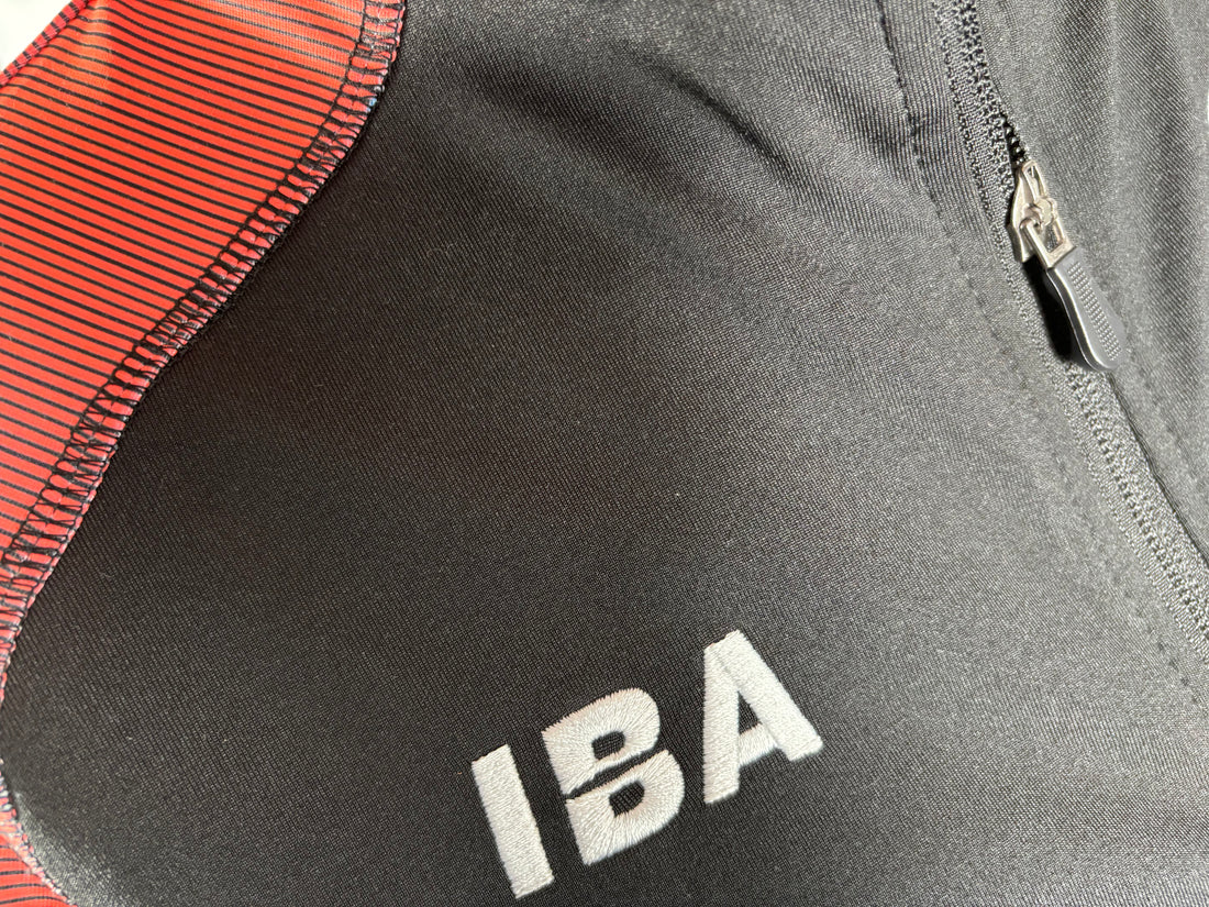 PERFORMANCE QUARTER ZIP TOP BLACK/CORAL