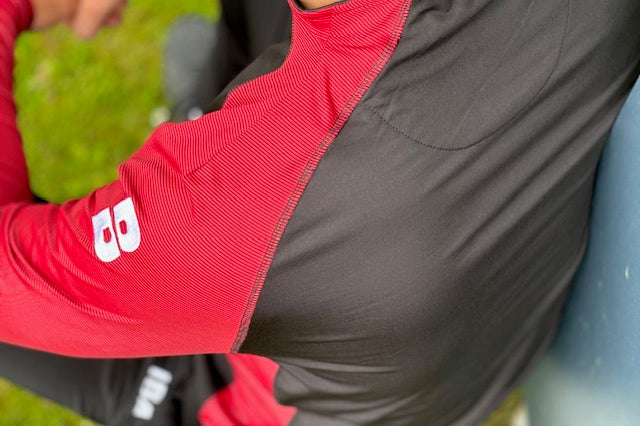 PERFORMANCE QUARTER ZIP TOP BLACK/RED